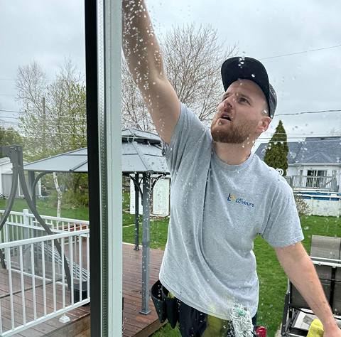 Lavage de vitres a la main.